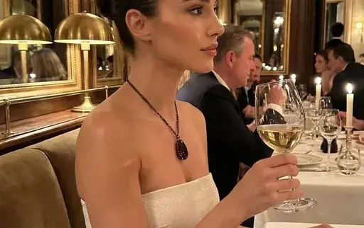 无肩带连衣裙女生拿着白葡萄酒杯