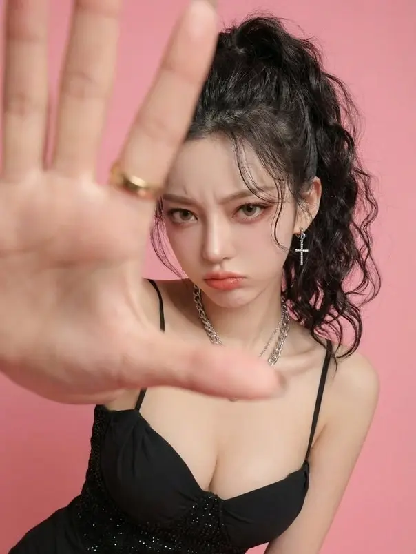 奶凶奶凶的女生提示词:AI作图关键词与图片参考.