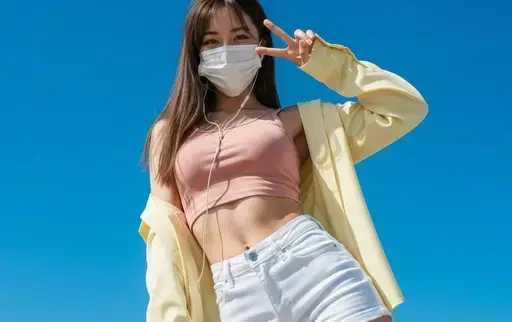 戴口罩的妹子比了个耶