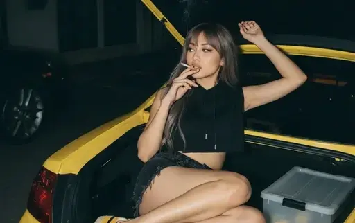 在车后备箱吸烟
