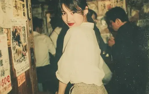 居酒屋里用闪光灯拍摄的美女照片