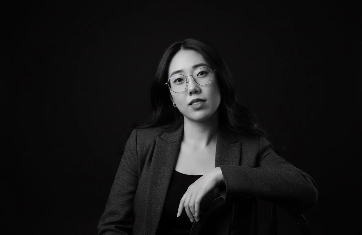 超写实影棚肖像照提示词:AI作图关键词与图片参考.