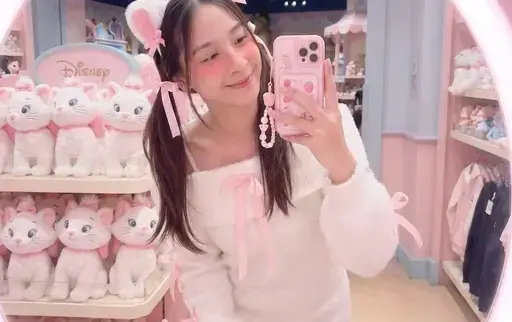 女子在迪士尼商店里对着镜子自拍