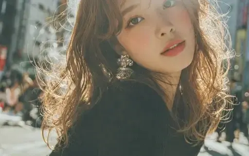 一位年轻的日本美女模特