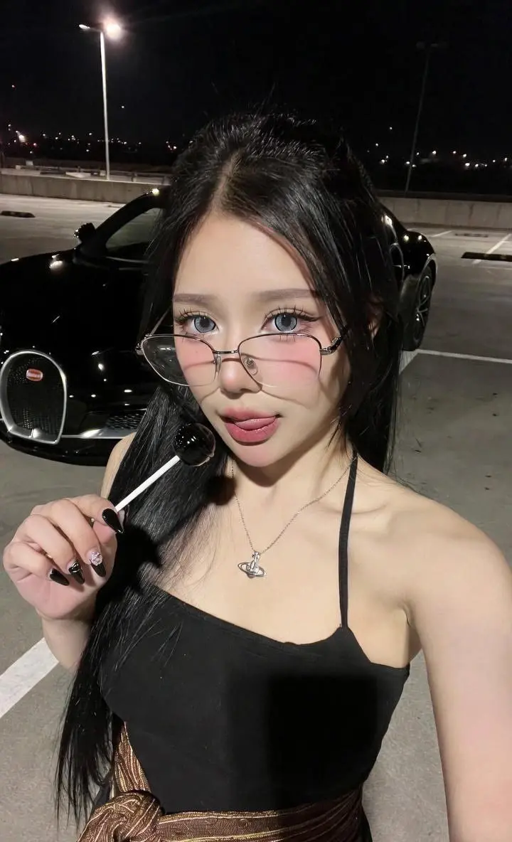 夜晚吐舌头女生的自拍照提示词:AI作图关键词与图片参考.