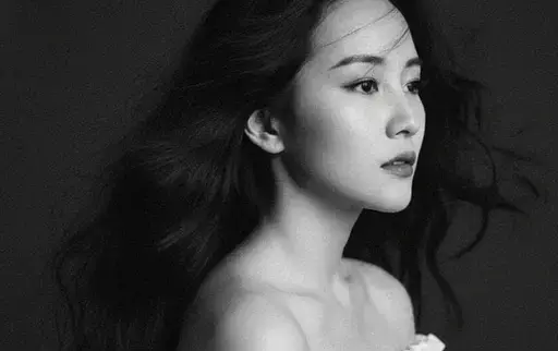 女子站在房间里的近距离自拍照提示词：AI作图关键词与图片参考.-星火跨境XINGHUOS-卖家综合服务门户