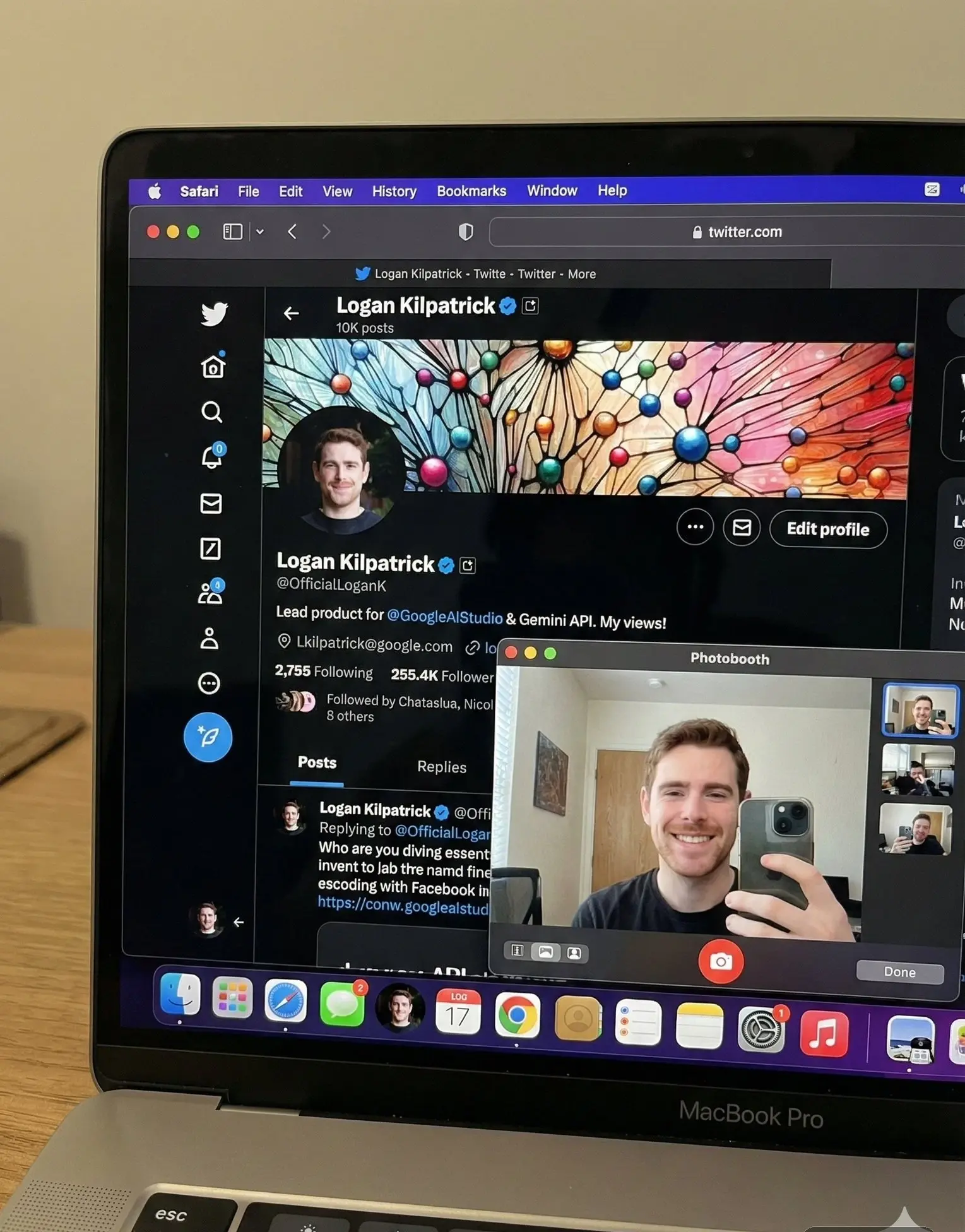 MacBook Pro打开了X应用的照片提示词:AI作图关键词与图片参考.