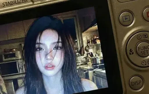 女子照片显示在数码相机的屏幕上